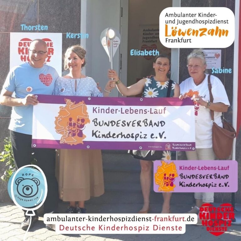 Fackelübergabe. vlnr: Thorsten, Kerstin, Elisabeth Schuh von Nestwärme e.V., Sabine Kraft vom Bundesverband Kinderhospiz