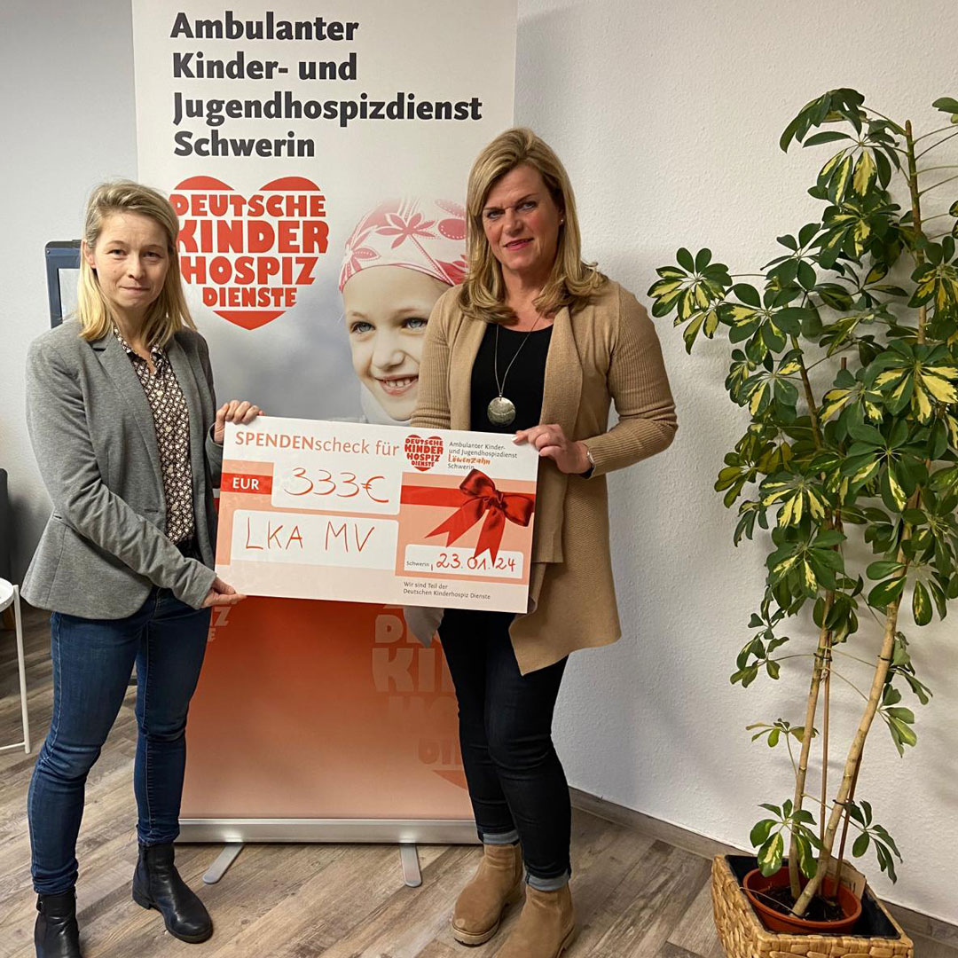 Martina Sterth bekommt einen Scheck vom LKA Mecklenburg Vorpommern