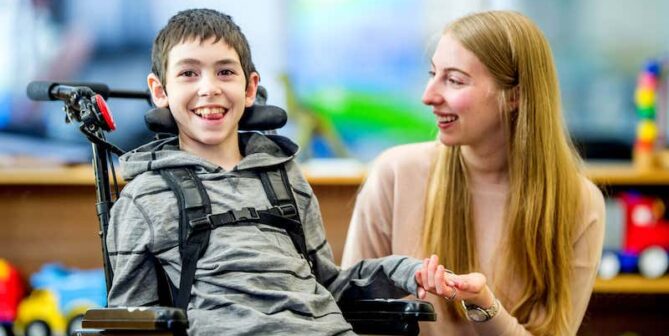 Deutsche Kinderhospiz Dienste Junge mit Unterstützung im Rollstuhl