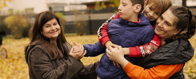 Familienbild mit Begleiterin: Monika (li.) mit dem schwerkranken Dimitry, seinem Bruder Volodymyr und Mutter Maryna Foto: Katrin Binner/Deutsche Kinderhospiz Dienste